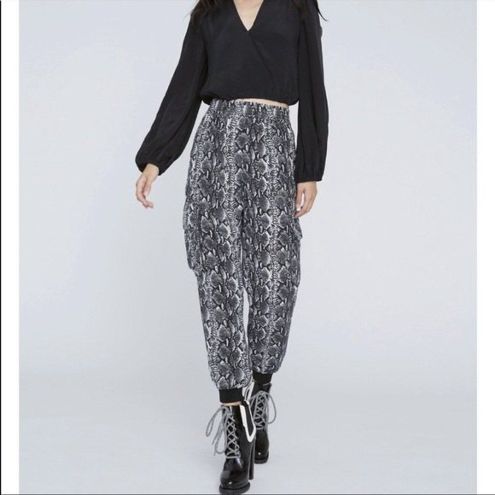 Alice + Olivia Jadon Snake Printed Cargo Pants Size 25